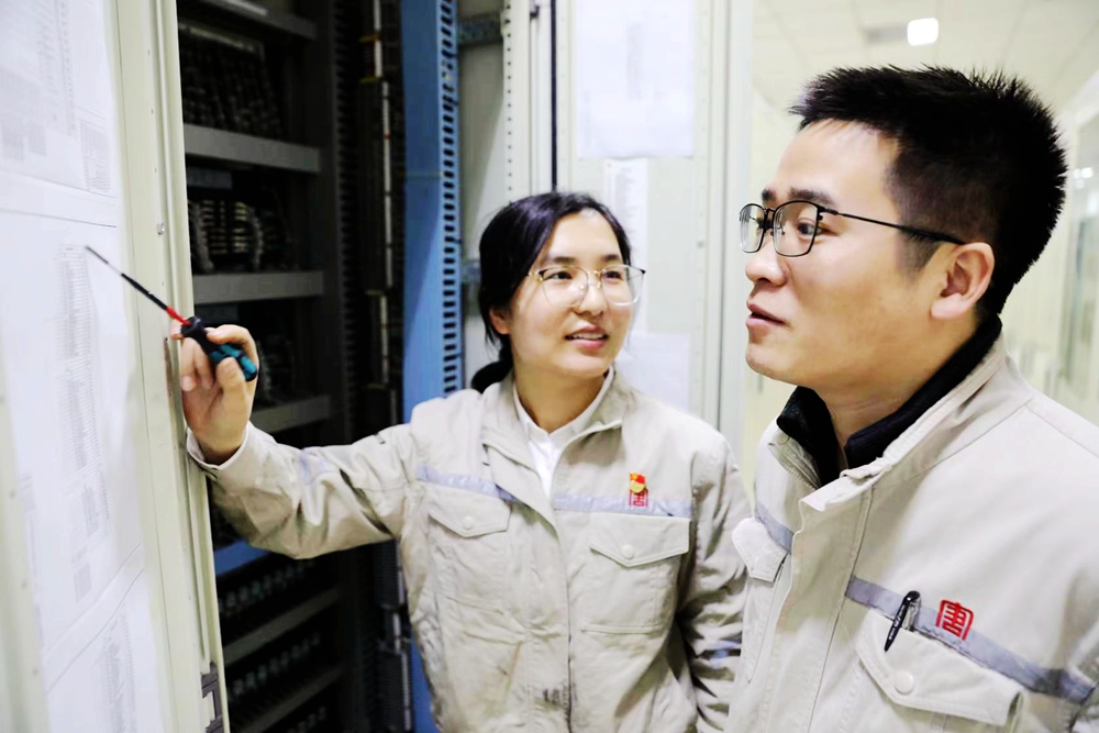 5.韓城第二發(fā)電公司楚樂、李玉珍夫婦攻關技術難題（曹軍科攝）.jpg