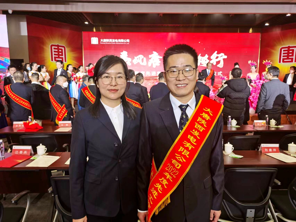 4.韓城第二發(fā)電公司楚樂、李玉珍夫婦在獲獎現場（曹軍科攝）.jpg