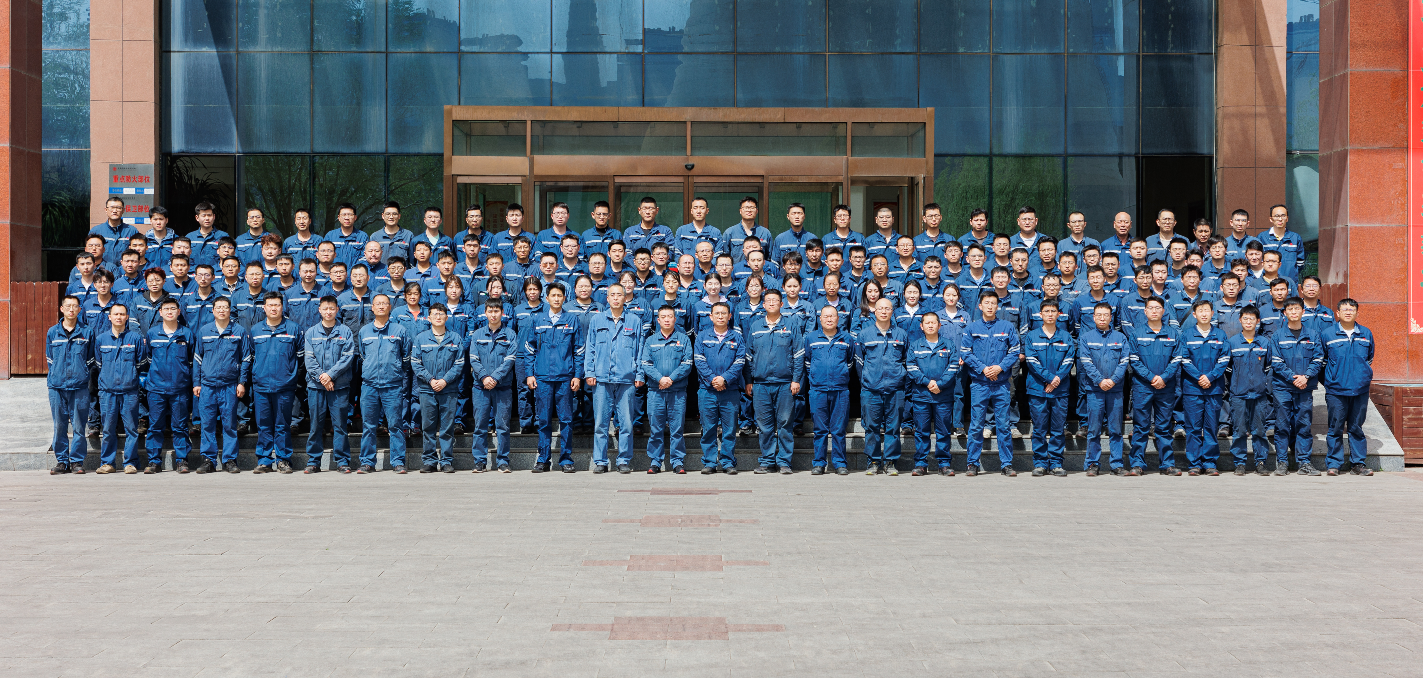 1715147253992087717.jpg 托電公司汽機(jī)車間合影.jpg