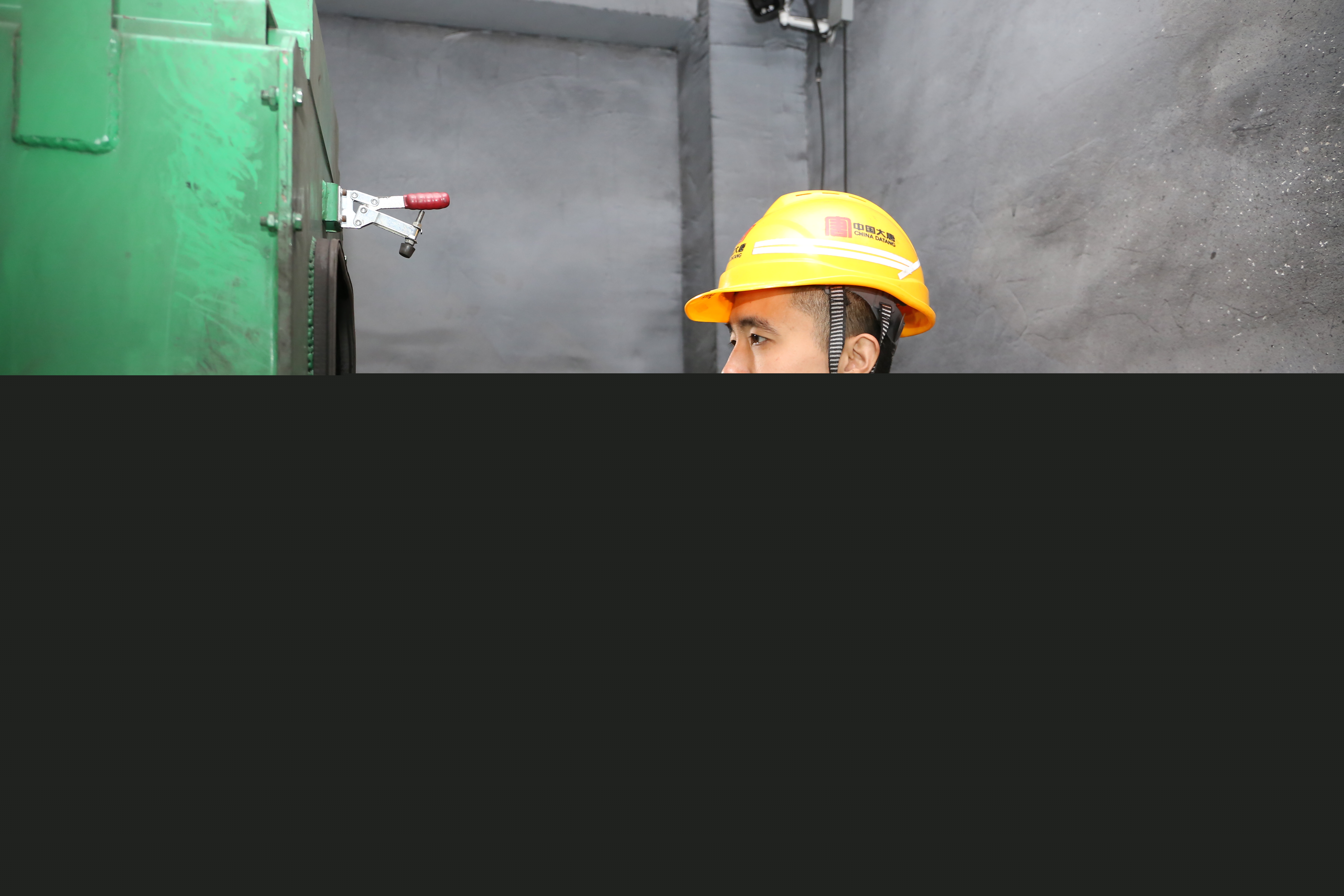 1715147862324066158.jpg 6.張晨晨檢查入廠采樣機初級給料皮帶,確保煤樣采集具有代表性.jpg