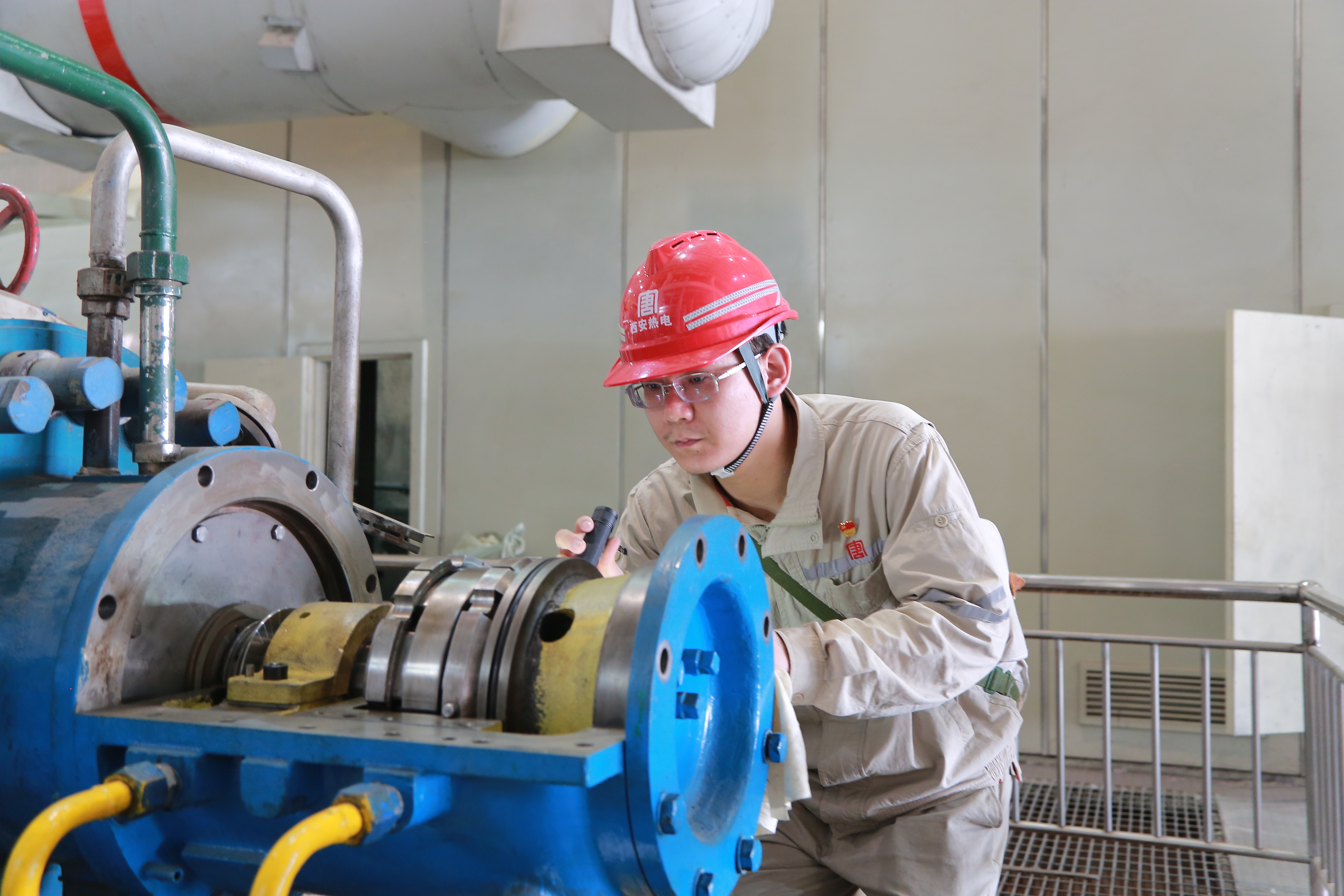 1717048085772036038.jpg 1號機組C修對氣動給水泵B瓦塊進行檢查.jpg