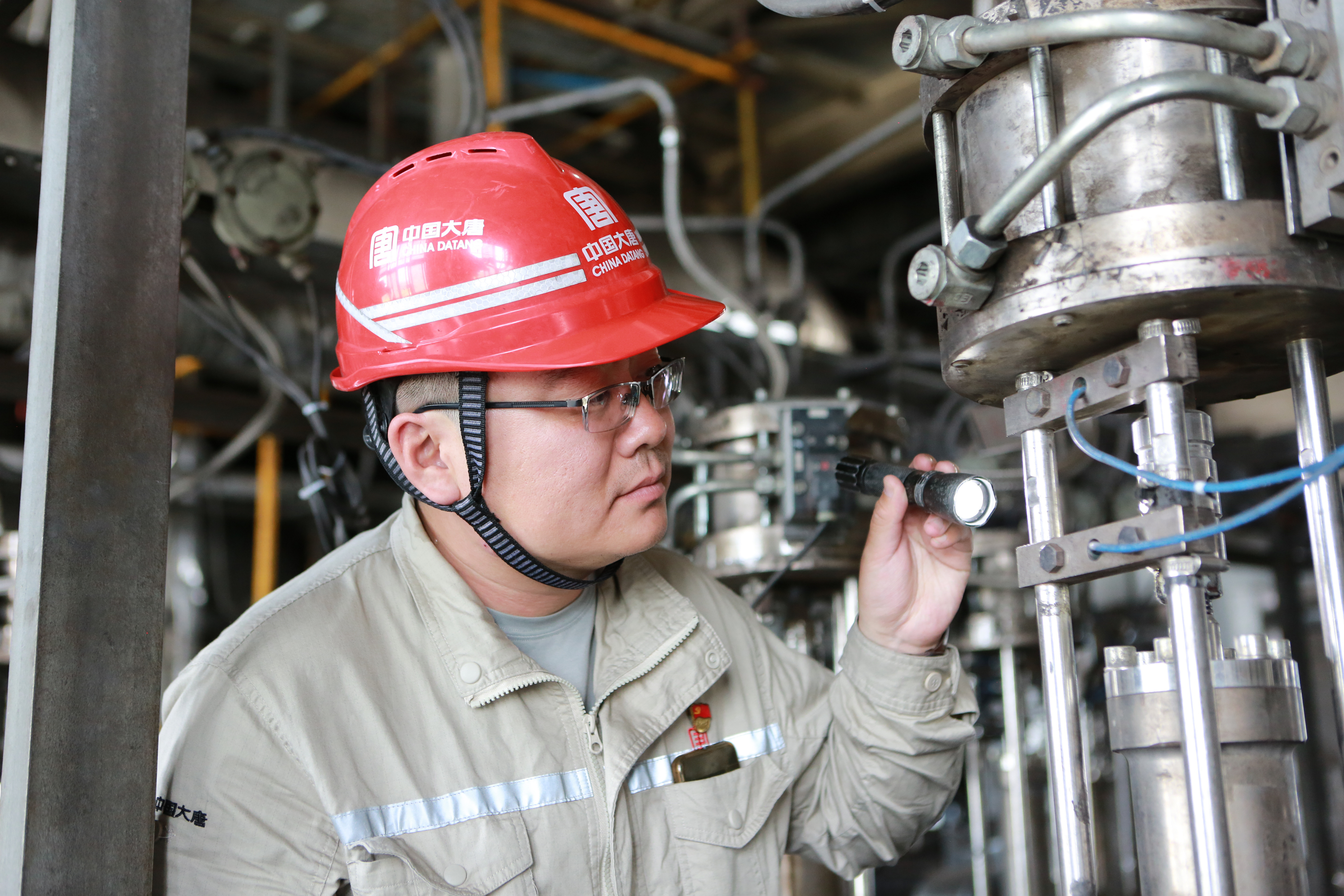 1718956843476064978.jpg 李紅軍在氣化爐現(xiàn)場.jpg