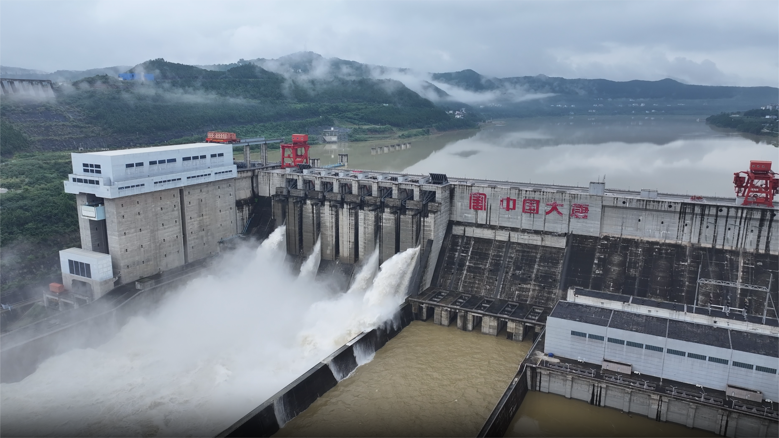 2024年7月，大唐亭子口水利樞紐泄洪場(chǎng)景。袁玉嬌攝 (2).png