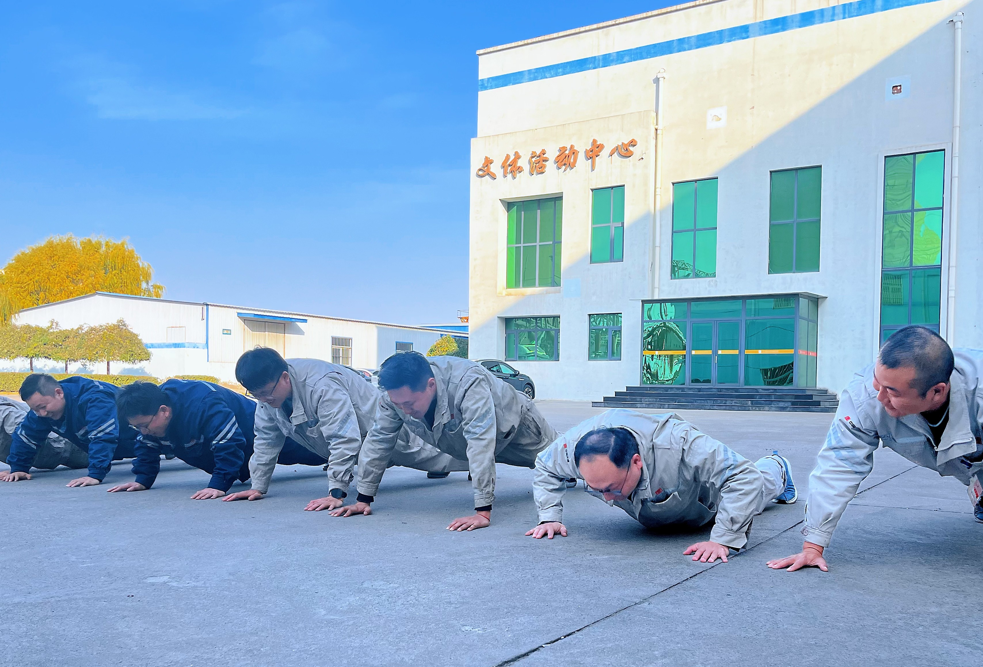 1731912782587070650.jpg 【現(xiàn)場(chǎng)風(fēng)采】豐潤(rùn)熱電公司:職工俯臥撐比賽 “撐”出精神頭 (1)_副本.jpg