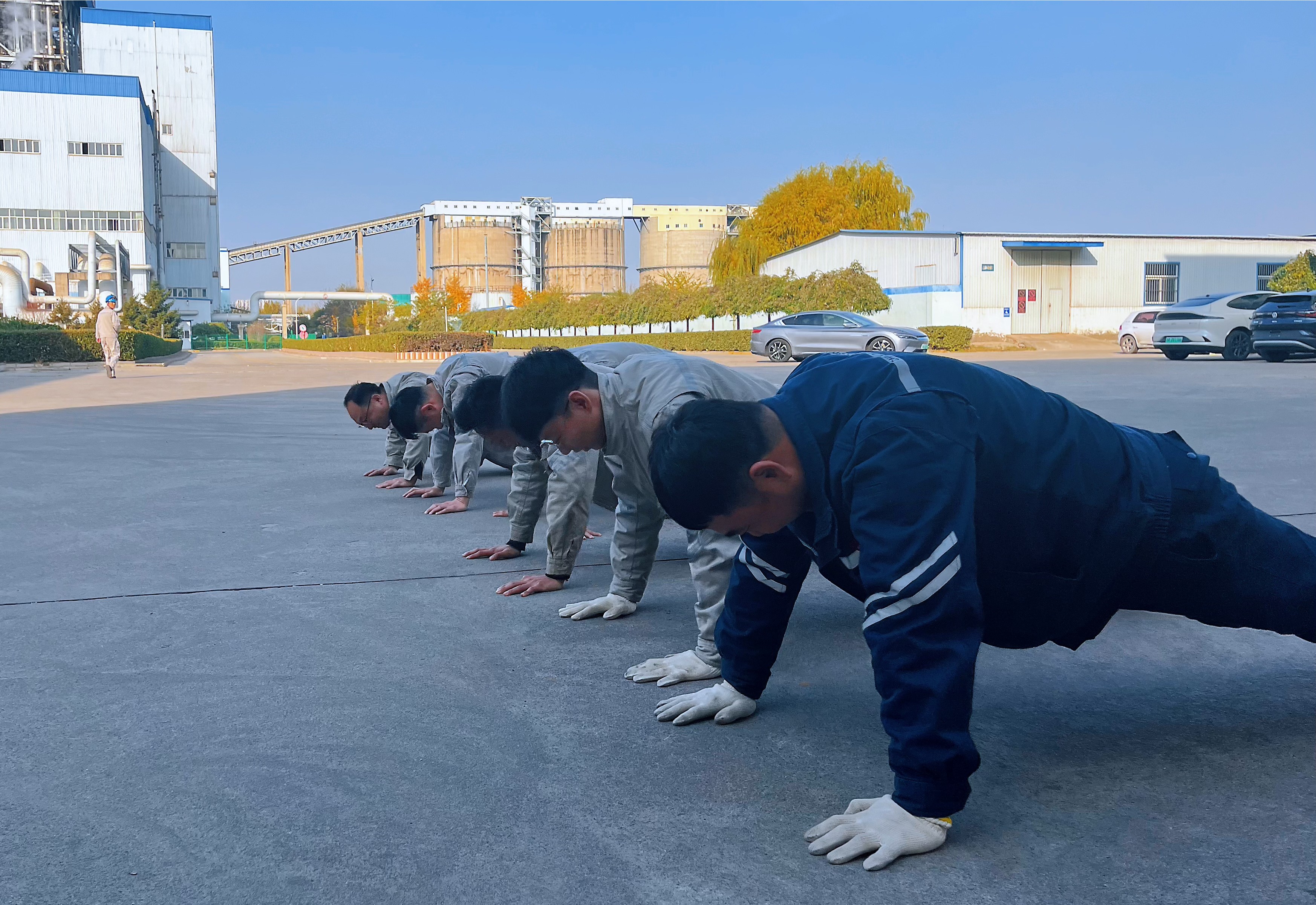 1731912791851031506.jpg 【現(xiàn)場(chǎng)風(fēng)采】豐潤(rùn)熱電公司:職工俯臥撐比賽 “撐”出精神頭 (2)_副本.jpg